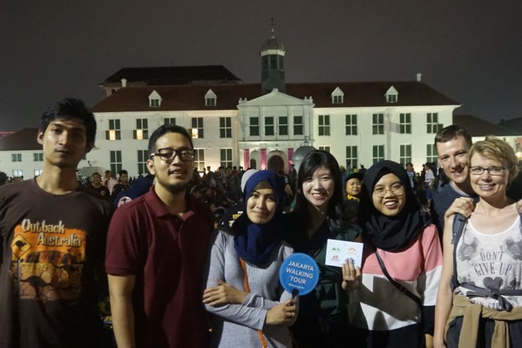 Para peserta night walking tour di Kota Tua, Jakarta.