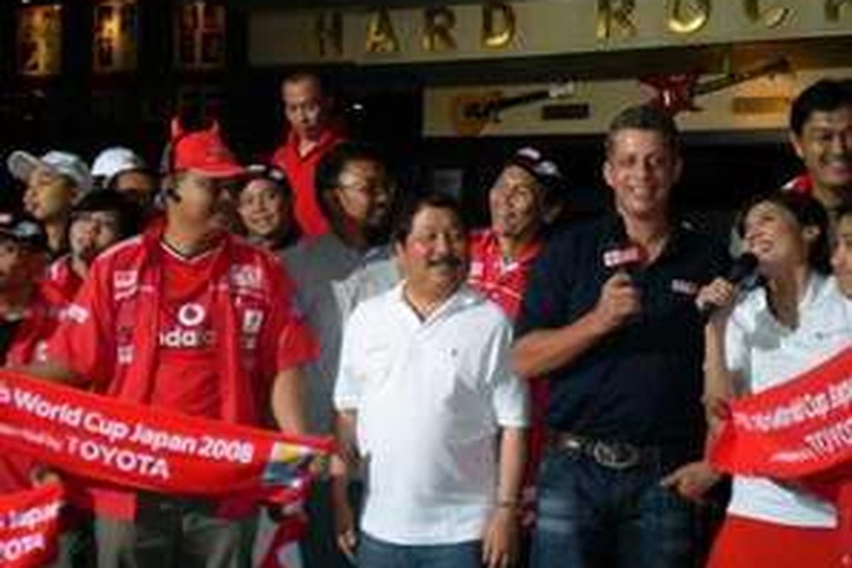 Johnny Darmawan (tengah) bersama komunitas klub otomotif dari Xeniavanza, Innova dan Yaris bersama presenter terkenal dari Star Sport Andy Penders