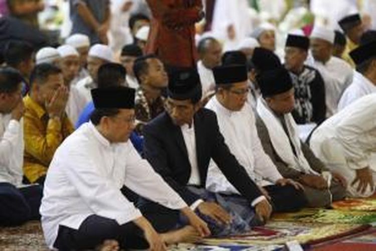 Presiden Joko Widodo didampingi Menteri Agama Lukman Hakim Saifudin dan Ketua DPD RI Irman Gusman menjalani ibadah shalat tarawih perdana menyambut bulan Ramadhan 1436 Hijriah, di masjid Istiqlal, Jakarta, Rabu (17/6/2015). Umat muslim mulai menjalani ibadah puasa pada 18 Juni 2015.