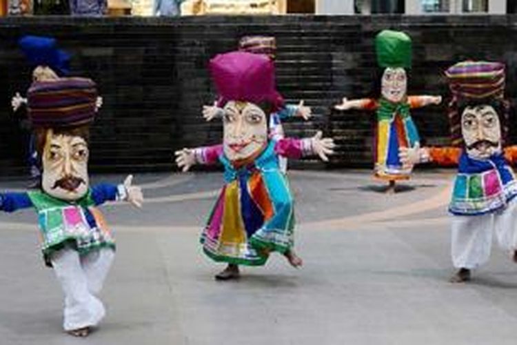 Penampilan kelompok Pali Marwar Dance Group dari Rajasthan, India, yang menyajikan Human Puppet Dance di Epicentrum Walk, Jakarta, Senin (2/9/2013). Pertunjukan ini merupakan bagian dari Wayang World Puppet Carnival 2013 yang diikuti 295 seniman boneka dari 46 negara.