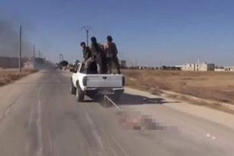 Dalam sebuah video yang direkam seorang jurnalis Belanda, terlihat sekelompok anggota pemberontak Suriah menyeret jasad seorang anggota ISIS di belakang mobil mereka di jalanan sebuah kota di Suriah.