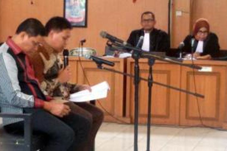Terdakwa Bambang Karyanto (BK) dan Adam Munandar (AM), dua anggota DPRD Muba yang menjadi terdakwa kasus korupsi ketika menjalani sidang pledoi di Pengadilan Tipikor Pengadilan Negeri (PN) Klas I Palembang, Jumat (20/11/2015). 