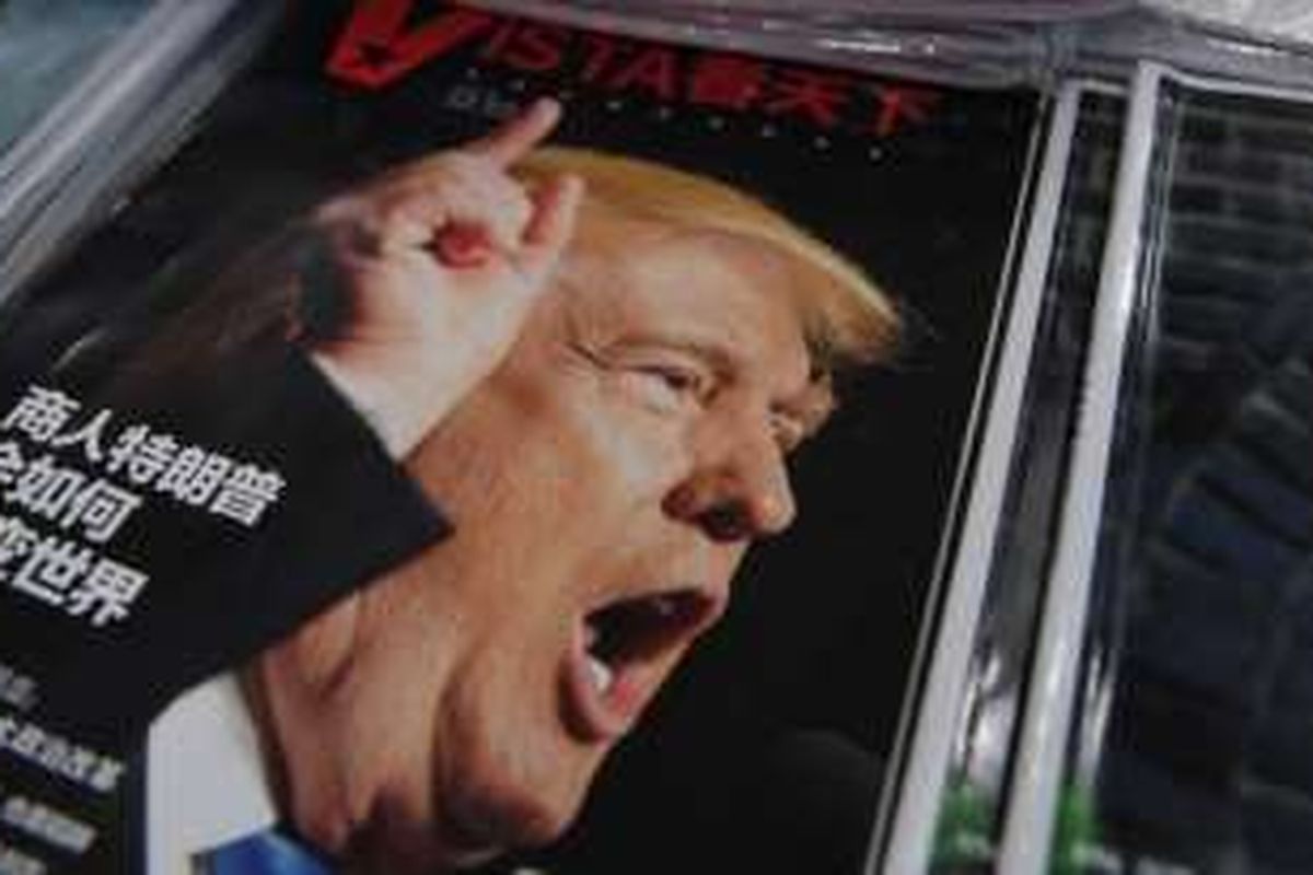 Majalah yang menampilkan Presiden AS terpilih Donald Trump tampak di sebuah toko buku di Beijing, China, Senin (12/12/2016). 