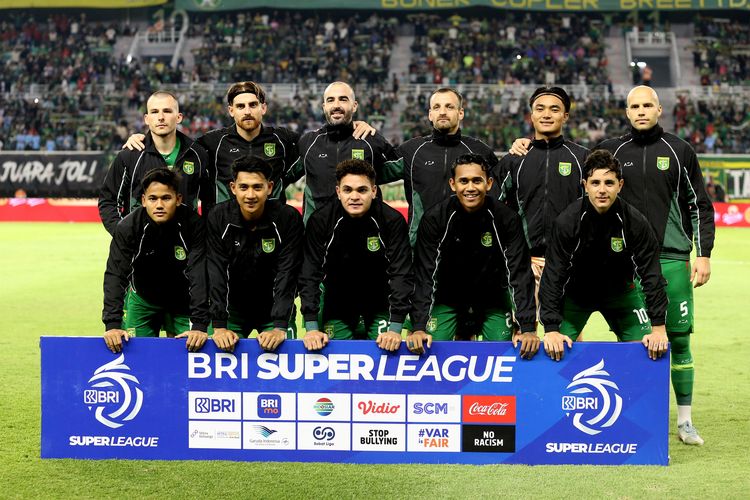 Pemain Persebaya Surabaya foto bersama sebelum laga pekan ke-6 Super League 2025-2026 melawan Semen Padang yang berakhir dengan skor 1-0 di Stadion Gelora Bung Tomo Surabaya, Jawa Timur, Jumat (19/9/2025) malam.