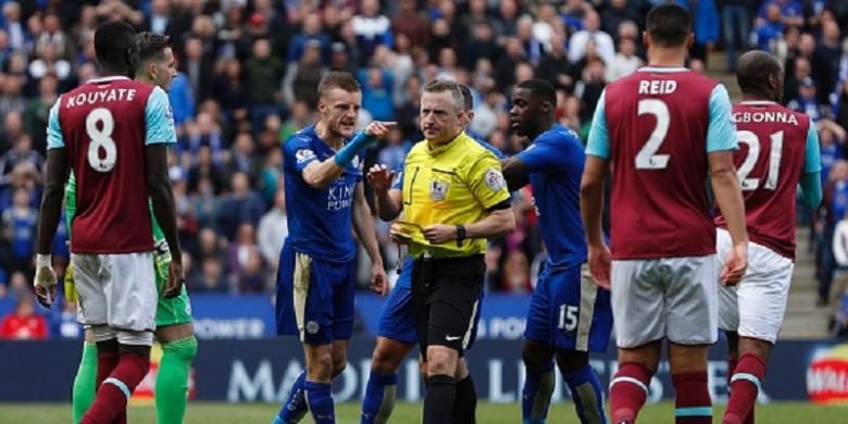 Striker Leicester City, Jamie Vardy, mengumpat kepada wasit Jonathan Moss seusai dikartu merah pada laga kontra West Ham di Stadion King Power, Minggu (17/4/2016).