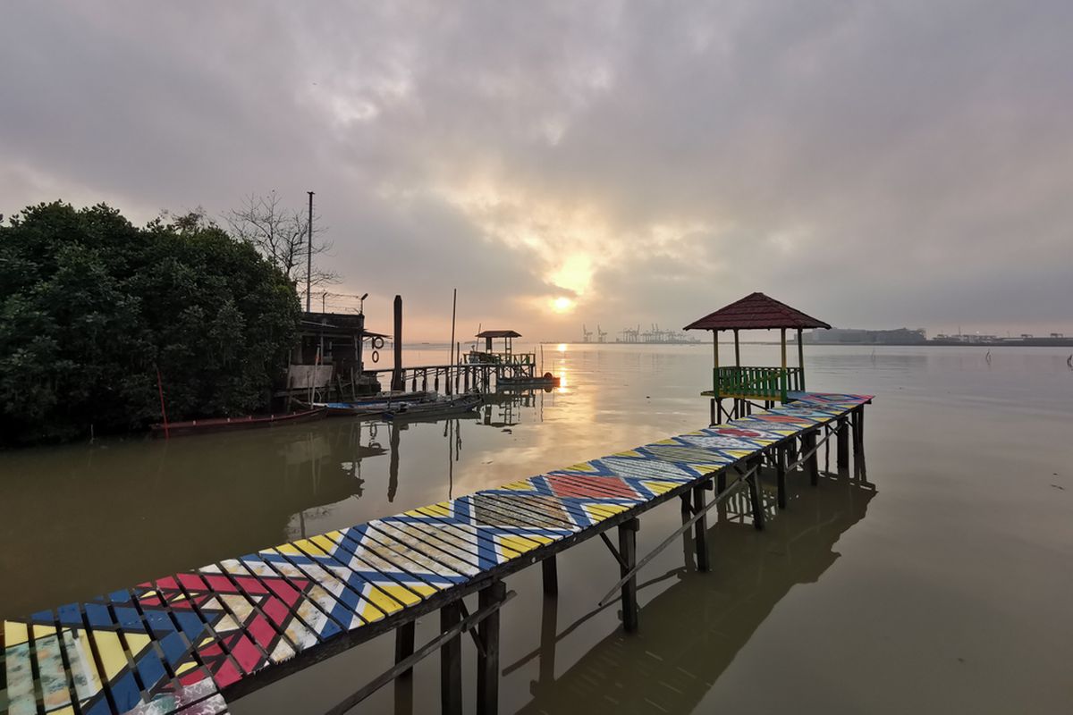 Pantai Karang Kering menawarkan keindahan alam pesisir dengan suasana tenang dan pemandangan eksotis.