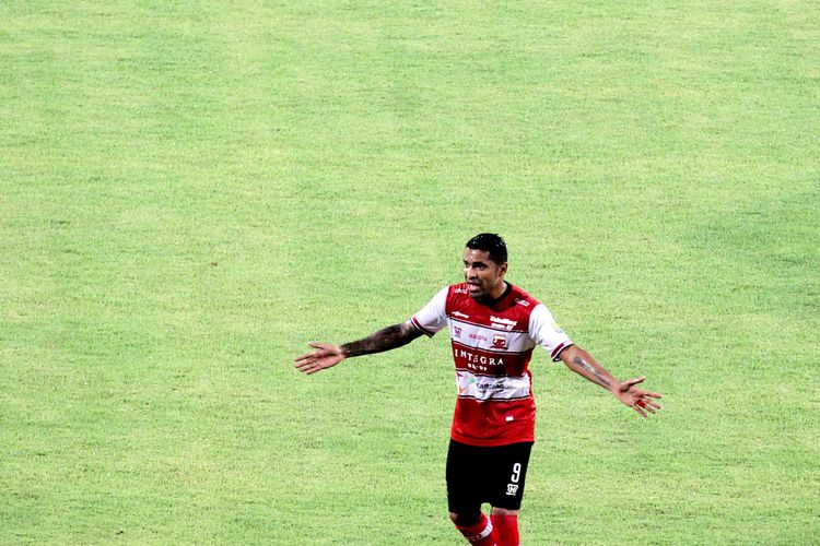 Pemain naturalisasi Madura united, Alberto Goncalves.