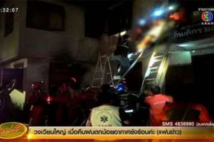 Salah satu stasiun televisi di Thailand manayangkan upaya pemadam kebakaran mengendalikan api yang melalap bangunan asrama sebuah seolah di daerah pedalama Thailand.