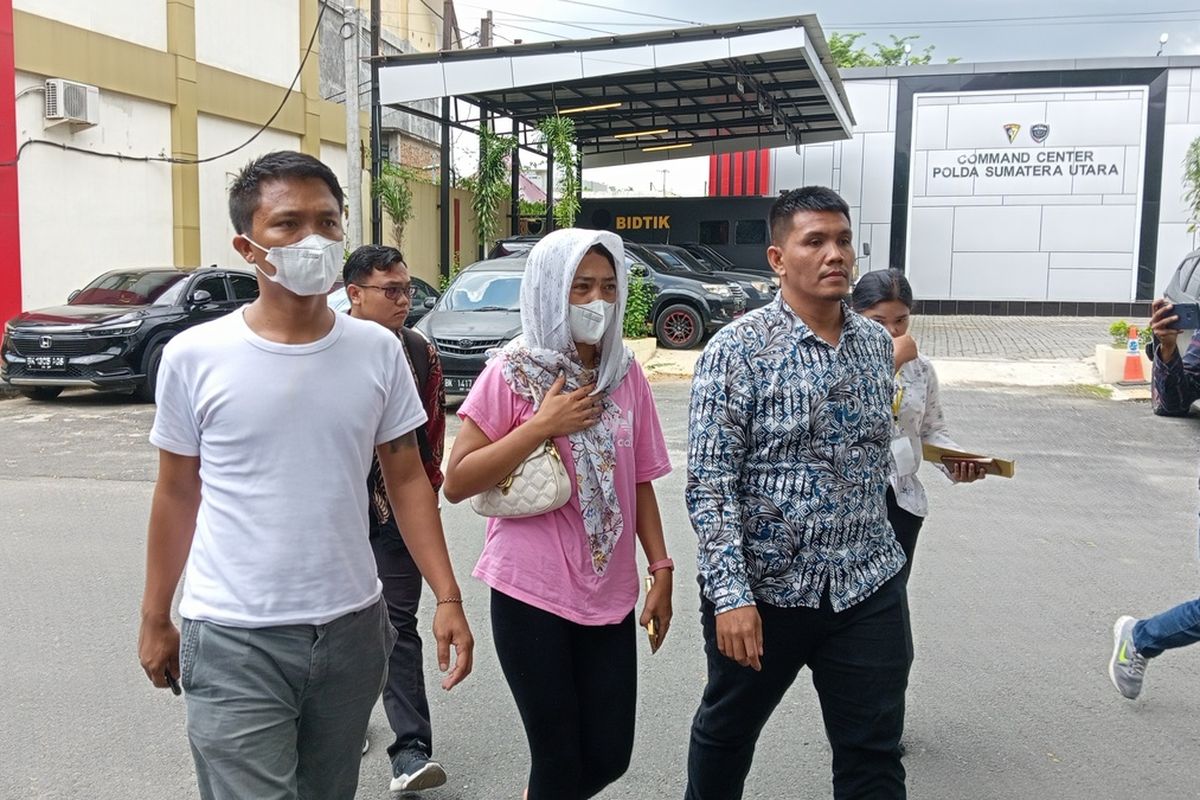 Eva Meliani br Pasaribu (tengah) didampingi tim KKJ Sumut membuat laporan ke SPKT Polda Sumut pada Senin (8/7/2024) siang. Laporan itu dilakukan karena mencurigai adanya dugaan pembunuhan berencana terhadap wartawan Tribrata TV, Rico Sempurna Pasaribu bersama istri, anak dan cucunya pada Kamis (27/6/2024) dinihari. Eva yakin bahwa keluarganya tewas karena dibakar.