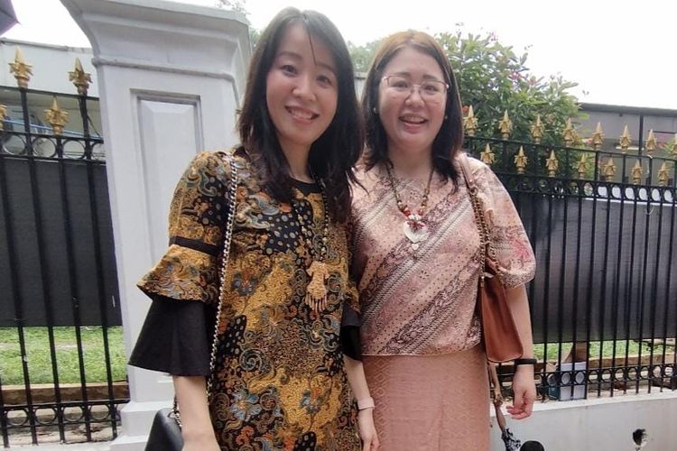 Pauline (32) dan Margareth (36) saat diwawancarai ketika antre untuk open house Presiden Jokowi di Istana Negara, Rabu (10/4/2024).