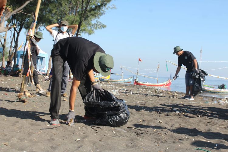 Pembersihan sampah di Pantai Grinting, Paton, Kabupaten Probolinggo. 