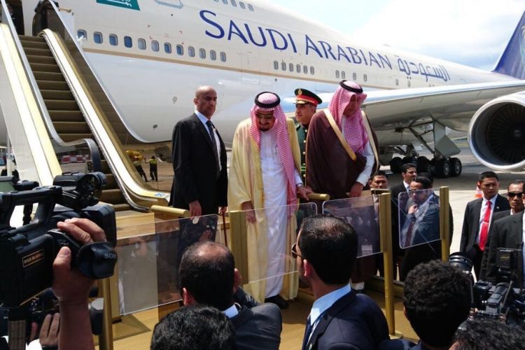 Raja Salman saat hendak memasuki pesawatnya.