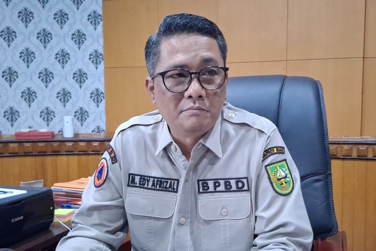 Kepala BPBD Riau M Edy Afrizal saat diwawancarai Kompas.com terkait warga asal Riau yang tengah mendaki saat Gunung Marapi erupsi, Senin (4/12/2023).