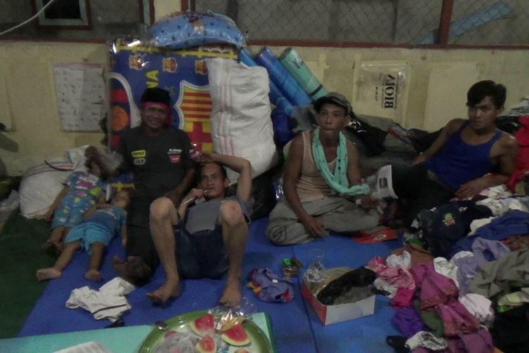 Warga korban kebakaran di Kelurahan Pasar Padi Pangkal Pinang tinggal di pengungsian.