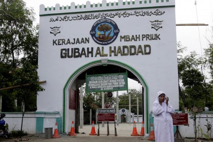 Seorang peziarah keluar dari area makam Habib Hasan Al Haddad atau Mbah Priok yang berada di dekat terminal peti kemas PT Pelindo II, Koja, Jakarta Utara, Senin (8/3/2010). Pemerintah kota Jakarta Utara berencana melakukan penataan lahan pemakaman tersebut untuk pengembangan terminal peti kemas.