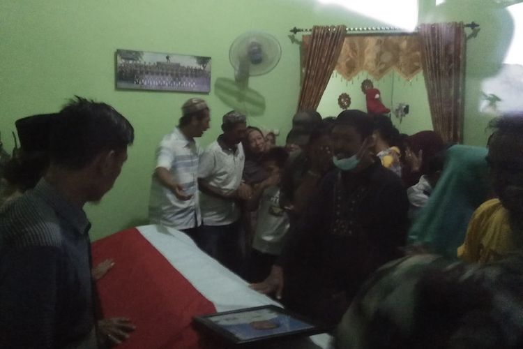 Jenazah Praka Marinir (Anumerta) Dwi Miftachul Achyar di rumah duka, di Jalan Sumowiharjo, Kelurahan/Kecamatan Babat, Lamongan, Jawa Timur, disambut isak tangis keluarga, Minggu (24/4/2022).
