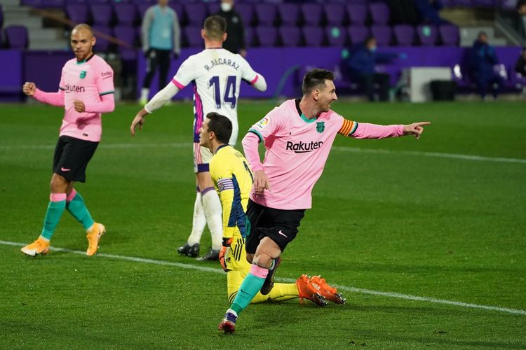 Kapten Barcelona Lionel Messi berselebrasi usai membobol gawang Real Valladolid pada laga lanjutan pekan ke-15 Liga Spanyol 2020-2021 di Stadion Nuevo Jose Zorilla, Selasa (22/12/2020) atau Rabu dini hari WIB. 