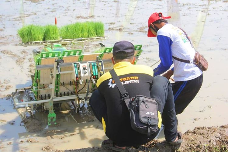 Petani tengah mengoperasikan bantuan alat mesin pertanian (alsintan) dari Kementerian Pertanian (Kementan) Republik Indonesia (RI).