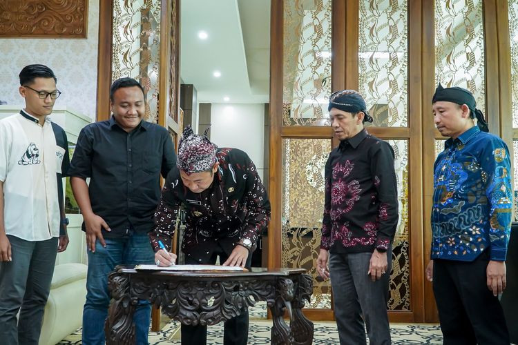 Bupati Lamongan Yuhronur Efendi menandatangani nota kesepahaman dengan LCH, Senin (22/4/2024). 