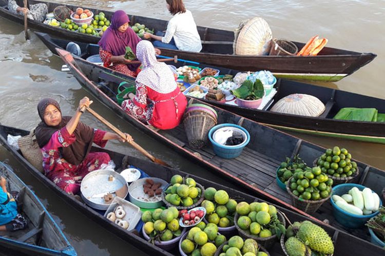 Para pedagang tradisional di Pasar Terapung Lok Baintan, Desa Sungai Pinang, Kecamatan Sungai Tabuk, Kabupaten Banjar, Kalimatan Selatan, Rabu (26/4/2017).