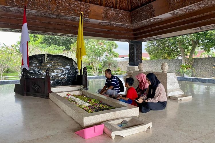 Peziarah yang sedang berdoa di makam Bung Karno di Blitar, Jawa Timur. 