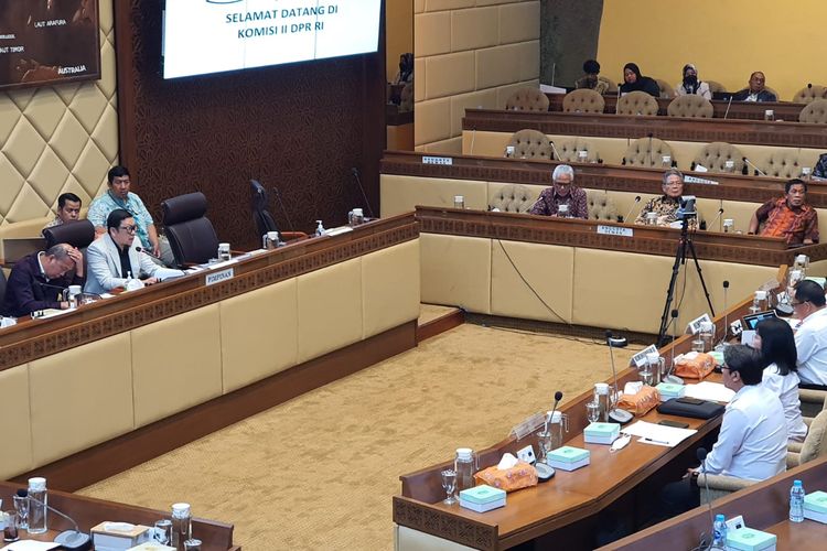 Suasana rapat kerja Komisi II dengan Menteri Dalam Negeri Tito Karnavian membahas Perppu Pemilu di Kompleks Parlemen Senayan, Jakarta, Rabu (15/3/2023).