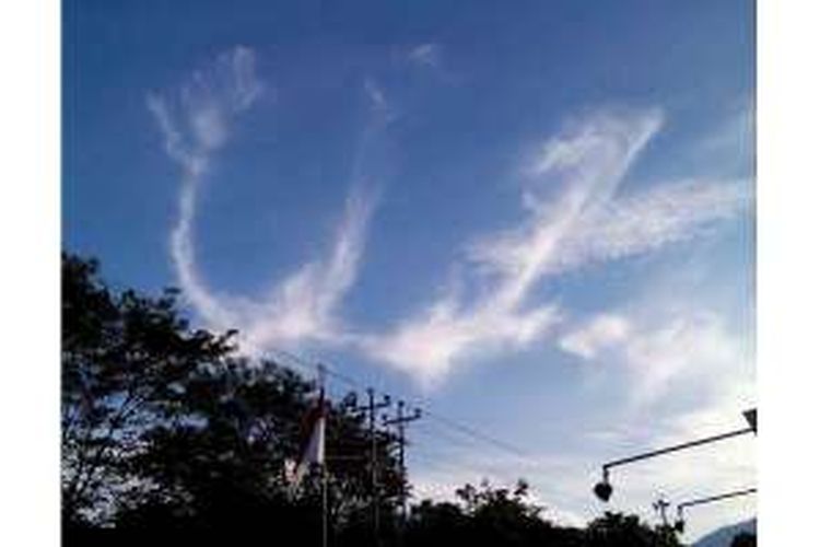 Awan berlafal Allah terlihat dari Desa Jumoyo, Kecamatan Salam, Kabupaten Magelang, Rabu (16/3/2016) pagi.