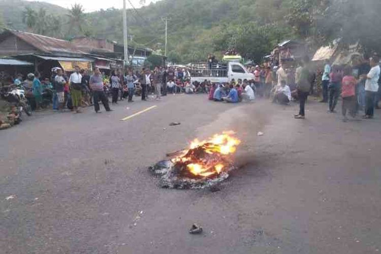 Warga saat blokade jalan negara di Desa Madaprama, Jumat (7/7/2023).