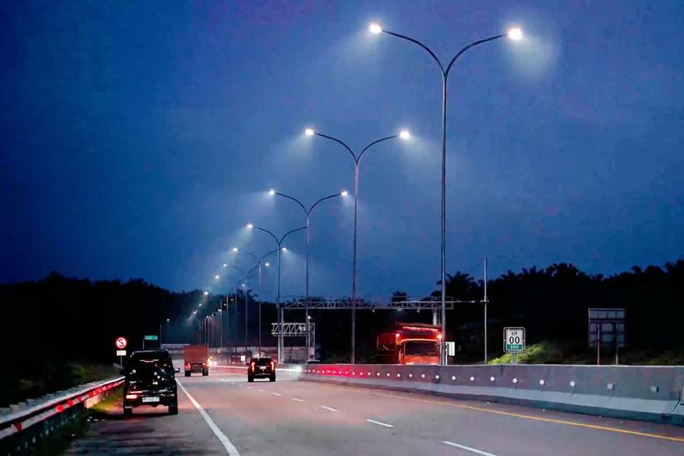 Penggunaan teknologi smart lamp pada ruas jalan tol yang dikelola Hutama Karya.