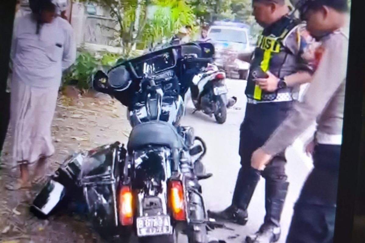 Bendara Umum Dewan Pimpinan Pusat (DPP) Partai Demokrat, Renville Antonio mengalami kecelakaan di Jalan Raya Asembgaus, Kecamatan Asembagus, Kabupaten Situbondo, Provinsi Jawa Timur pada Jumat (14/2/2025).