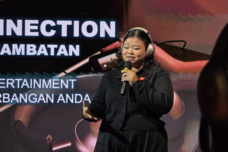 Senior Product Trainer, Consumer Audio Harman Indonesia, Malissa Sofar menjelaskan keunggulan JBL Tour One M3 Smart Tx di Jakarta, Rabu (16/7/2025).