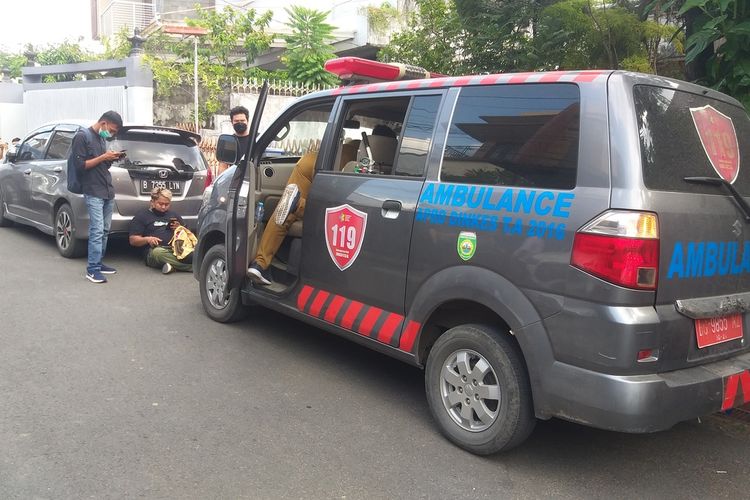 Petugas Dinas Kesehatan Provinsi Sumatera Selatan membawa ambulans dan mendatangi kediaman Heriyanti yang merupakan anak Akidi Tio, Selasa (3/8/2021).