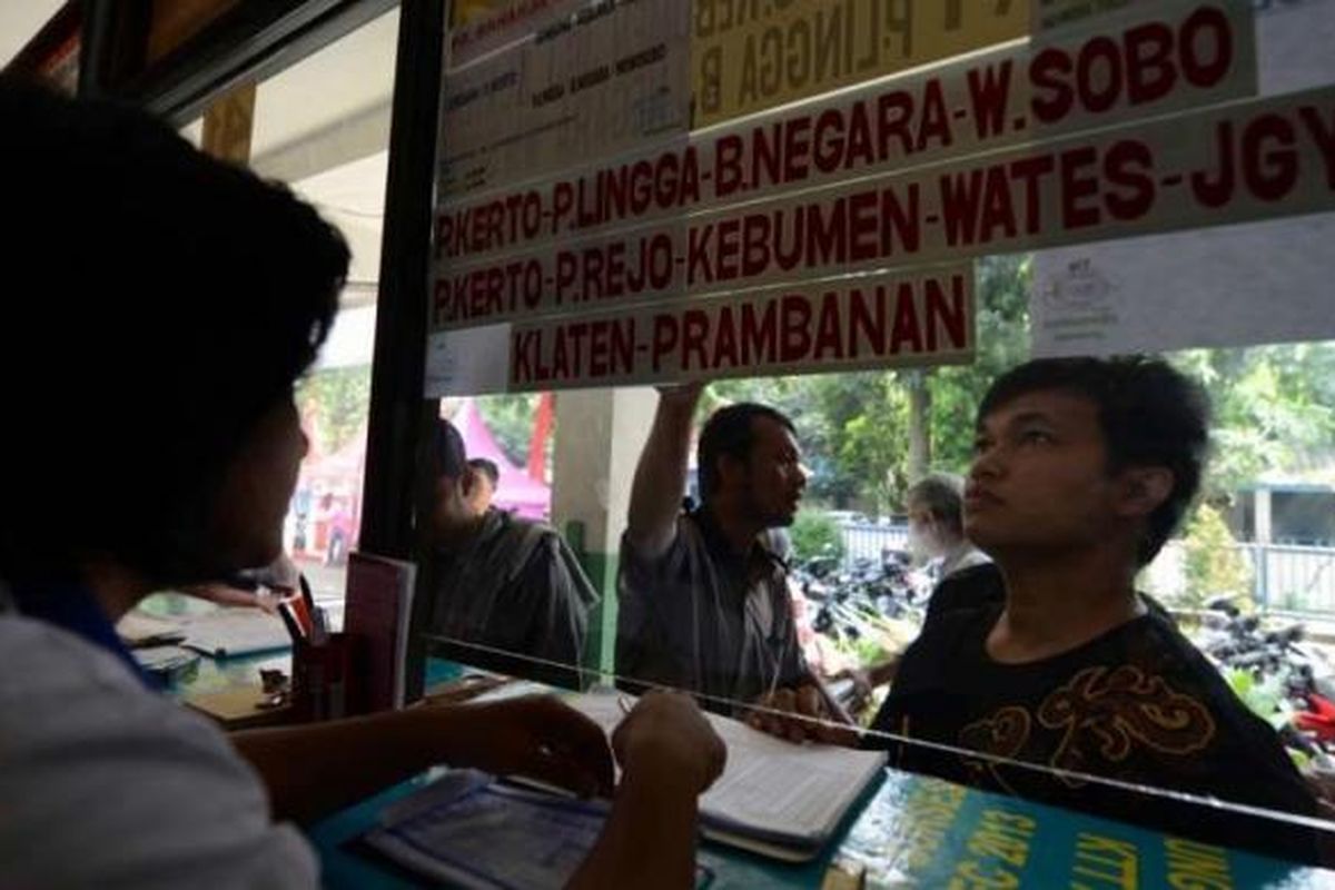 Calon penumpang mencari tiket bus tujuan Jawa Tengah di agen penjualan di Terminal Lebak Bulus, Jakarta Selatan, Jumat (2/8/2013). 