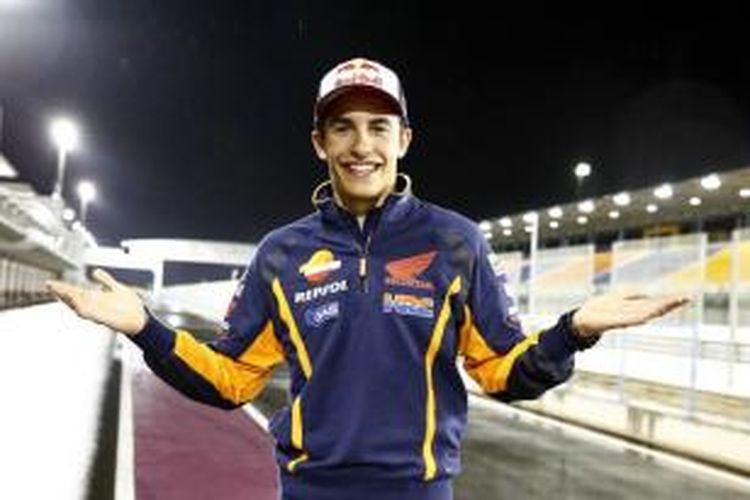 Pebalap Repsol Honda asal Spanyol, Marc Marquez, berpose di pit Sirkuit Losail, Qatar, pada hari ketiga uji coba pramusim, Senin (16/3/2015).