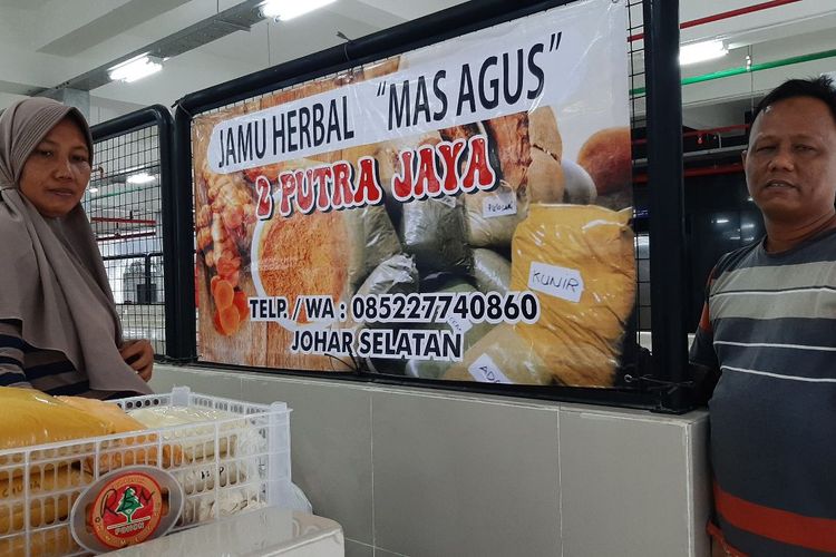 Agus penjual jamu di Pasar Johar Selatan, Kamis (6/1/2022)