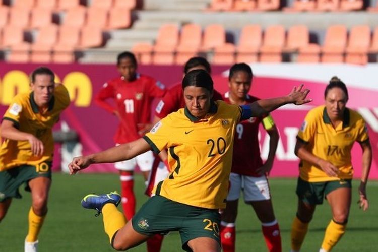 MUMBAI, INDIA - JANUARY 21: Sam Kerr of Australia takes a penalty during the AFC Women's Asian Cup Group B match between Australia and Indonesia at Mumbai Football Arena on January 21, 2022 in Mumbai, India. (Photo by Thananuwat Srirasant/Getty Images) (Photo by Thananuwat Srirasant / GETTY IMAGES ASIAPAC / Getty Images via AFP)