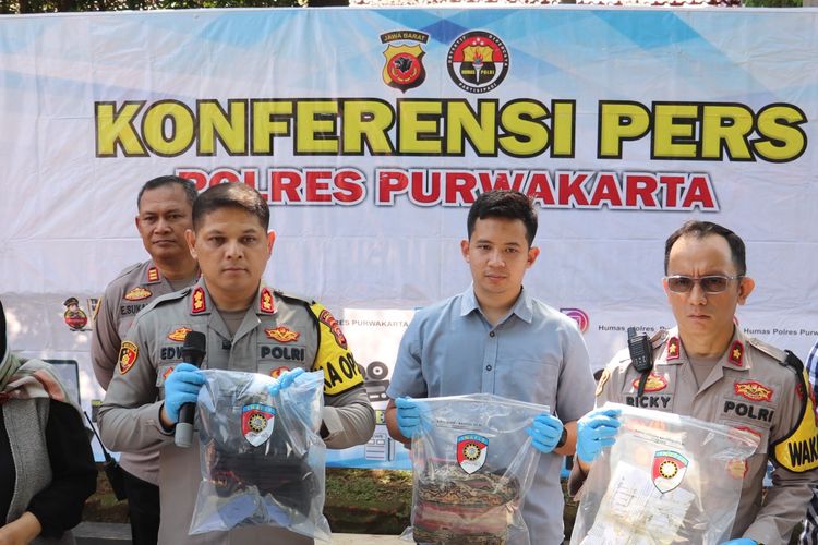 Kapolres Purwakarta AKBP Edwar Zulkarnain (kedua dari kiri) bersama jajaran menunjukkan barang bukti pengungkapan kasus pembuangan bayi di Mapolres Purwakarta, Selasa (20/2/2024).