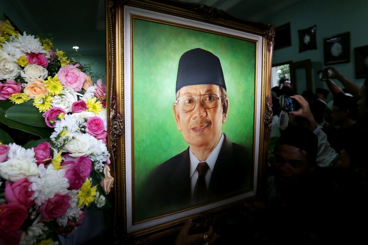 Jenazah almarhum KH Hasyim Muzadi tiba di rumah duka di komplek Pondok Pesantren Al Hikam II, Depok, Jawa Barat, Kamis (16/3/2017). KH Hasyim Muzadi  meninggal karena sakit dan dikebumikan di komplek Pondok Pesantren Al Hikam II Depok. KOMPAS IMAGES/KRISTIANTO PURNOMO