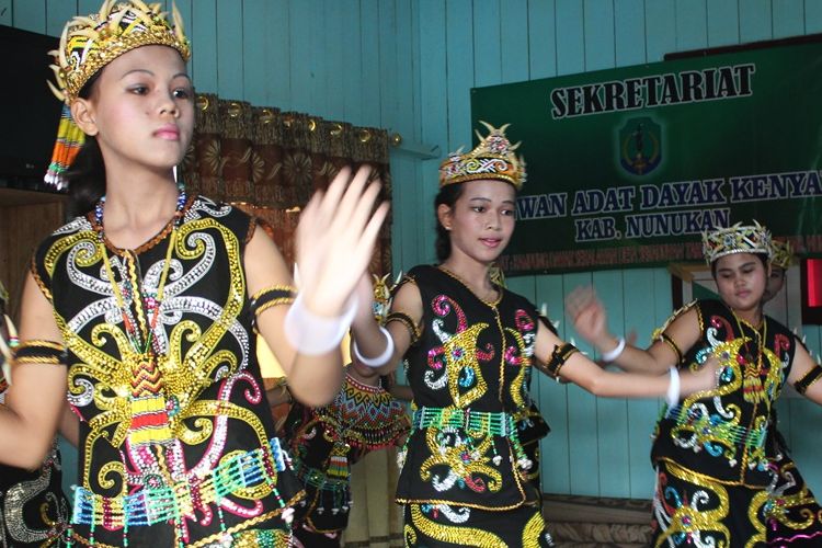 Tari penyambutan yang dibawakan oleh Suku Dayak Kenyah, Kalimantan Utara.