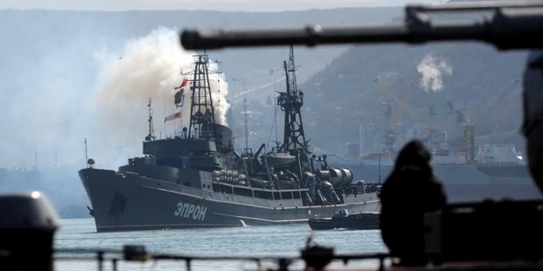Sebuah kapal perang Rusia berlayar di hadapan kapal perang Ukraina, Ternopil, di teluk Sevastopol, Crimea tak jauh dari pangkalan Armada Laut Hitam Rusia.