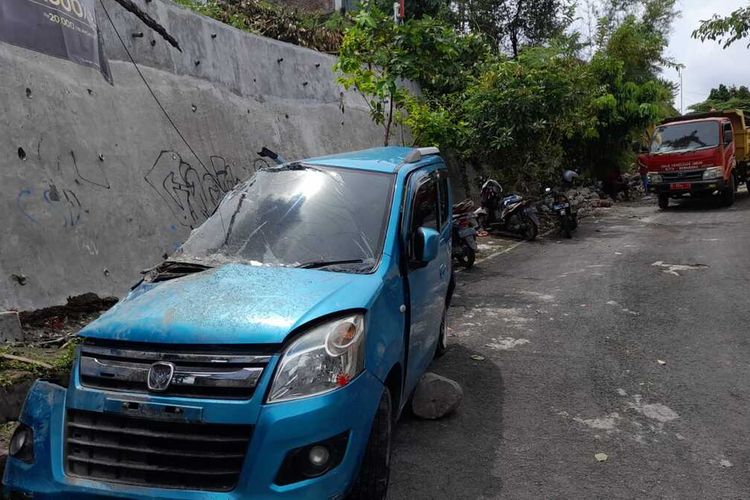 Talud jalan di Semarang longsor menimpa pengendara mobil dan empat rumah warga