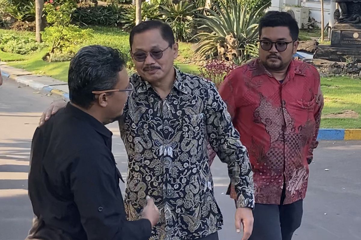 Prof Budi Santoso (tengah), Dekan FK Unair yang dicopot dari jabatan, Senin (8/7/2024).