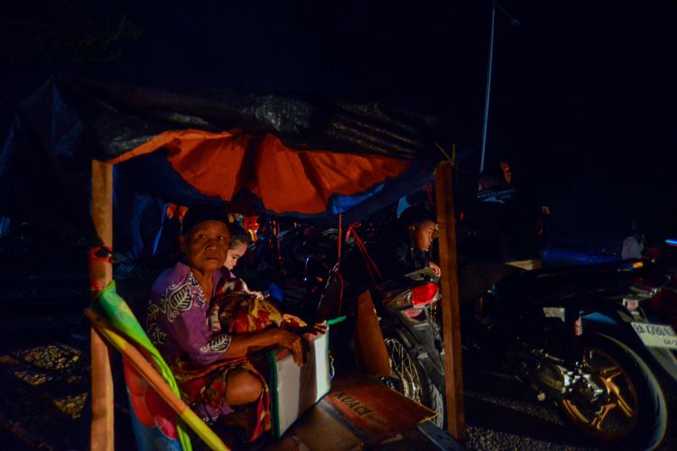 Warga melakukan evakuasi mandiri ke tempat yang lebih tinggi pascagempa di Jl Bypass Koto Tangah, Padang, Sumatera Barat, Selasa (25/4/2023). BMKG mengeluarkan peringatan potensi tsunami akibat gempa Magnitude 7,3 yang dimutakhirkan menjadi 6,9 di 177 km Barat Laut Kepulauan Mentawai pada Selasa (25/4/2023) pukul 03:00:57 WIB, sehingga sebagian besar warga di kota itu mengungsi ke tempat yang lebih tinggi. 