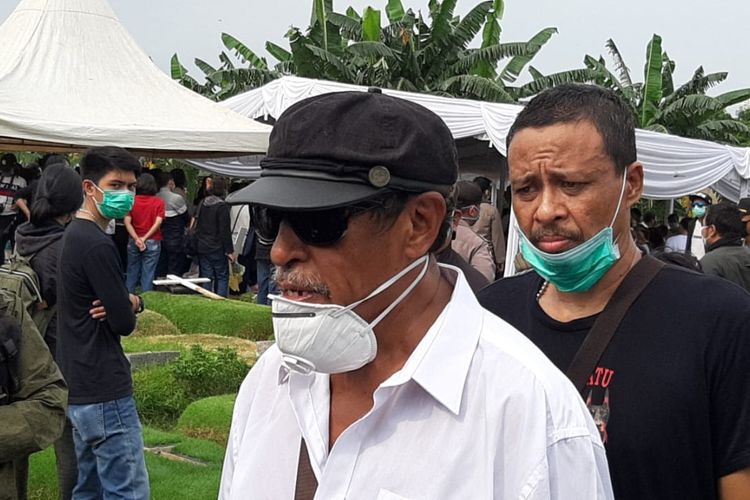 Ayah mendiang Glenn Fredly, Hengky David Latuihamolo sesuai pemakaman sang anak di Tempat Pemakaman Umum (TPU), Tanah Kusir, Jakarta Selatan, Kamis (9/4/2020).