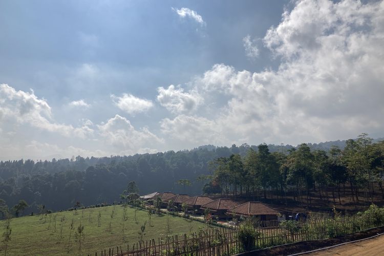 Pemandangan cottage yang letaknya dekat dengan lembah kaki Gunung Gede Pangrango di Puncak Halimun Camp, Kecamatan Caringin, Kabupaten Bogor, Jumat (28/5/2021).