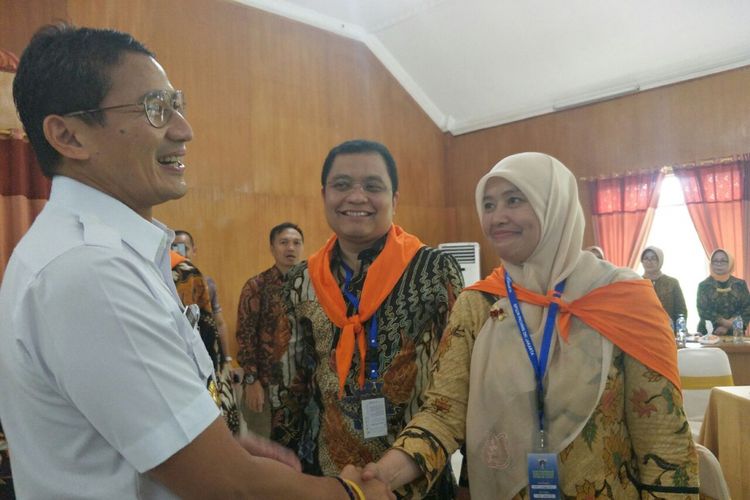 Wakil Gubernur DKI Jakarta Sandiaga Uno bersama pejabat eselon II yang selesai mengikuti diklat di Pusat Pelatihan Manajemen Kepemimpinan Pertanian, Jalan Raya Puncak, Bogor, Rabu (21/3/2018). 