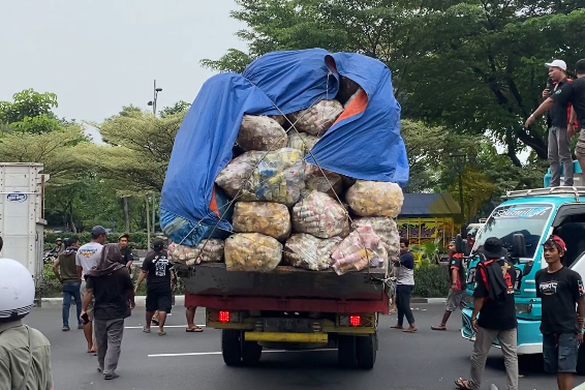 Truk yang dihentikan oleh massa ODOL di Surabaya, Kamis (19/6/2025).