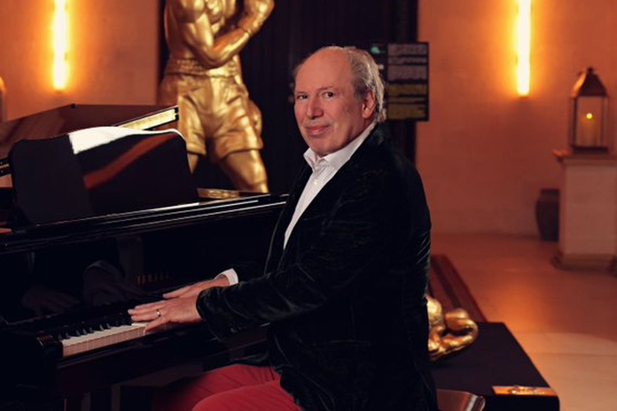 Komposer Hans Zimmer (kanan) bersama Turki Alalshikh, ketua Otoritas Hiburan Umum Arab Saudi. Hans Zimmer diminta untuk menata ulang lagu kebangsaan Arab Saudi. 