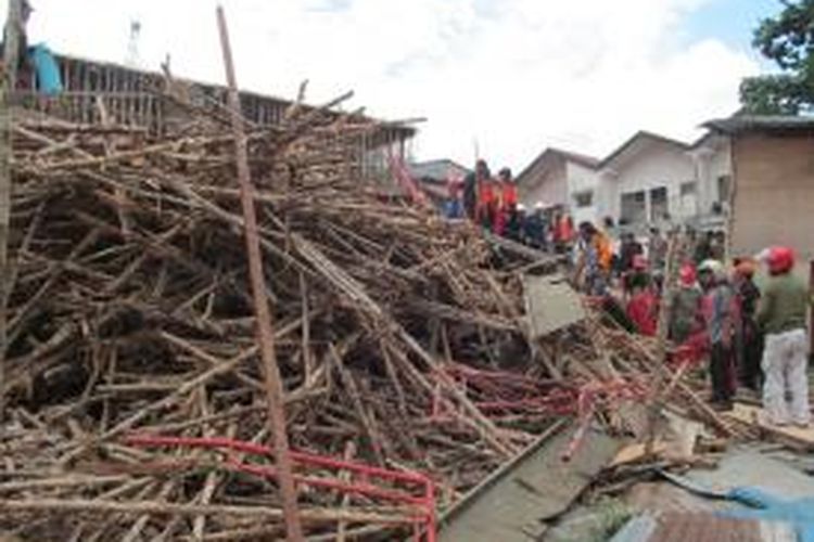 Bangunan ruko tiga lantai yang masih dalam pembangunan di kawasan Perumahan Cendrawasih Permai Jalan Ahmad Yani, Samarinda, runtuh, Selasa (3/6/2014), sekitar pukul 06.25 pagi. 