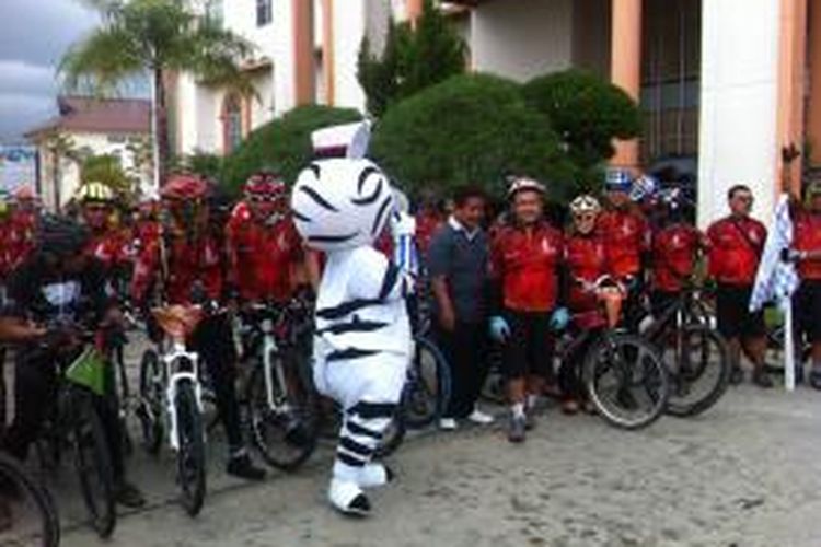Para peserta Jelajah Sepeda Kompas Banjarmasin-Balikpapan saat akan memulai Etape 6 Waru-Balikpapan di Kantor Bupati Penajam Paser Utara, Sabtu (9/5/2015).